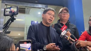 Pengamat Sepak Bola, Tommy Welly alias Bung Towel, usai melapor kepolisi terkait dugaan Doxing dan Pencemaran nama baik, di gedung SPKT Polda Metro Jaya, Jumat 17/1/2025 | Ari Kurniansyah/Forum Keadilan