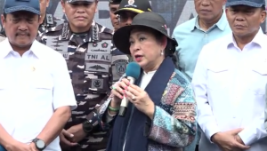Ketua Komisi IV DPR RI Siti Hediati Soeharto atau Titiek Soeharto saat pembongkaran pagar laut di Tangerang, Rabu, 22/1/2025 | Novia Suhari/Forum Keadilan