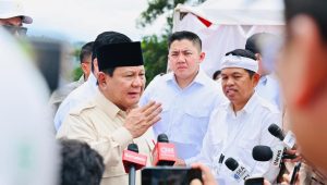 Presiden RI Prabowo Subianto memberikan keterangan pers di usai meresmikan proyek ketenagalistrikan di 18 provinsi di Kawasan Pembangkit Listrik Tenaga Air (PLTA) Jatigede, Kabupaten Sumedang, Provinsi Jawa Barat, pada Senin, 20/1/2025 | Dok BPMI Setpres/Laily Rachev