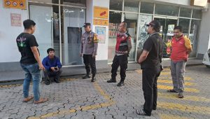 Polresta Tanggerang meninjau tempat kejadian perkara (TKP) penembakan pengusaha rental mobil yang ditembak Penyewa di Rest Area Tol Tanggerang, Kamis 2/1/2025. I Ari Kurniansyah/Forum Keadilan