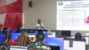 Kepala BSSN Hinsa Siburian saat memaparkan konsep pembangunan keamanan siber, Kamis 2/1/2025. I Ari Kurniansyah/Forum Keadilan