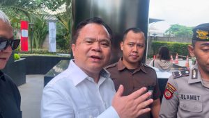 Mantan Dirjen Imigrasi Ronnie Sompie menyambangi Gedung Merah Putih KPK, Jumat, 3/1/2025| Merinda Faradianti/ Forum Keadilan