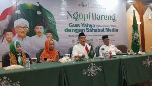 Ketua PBNU Yahya Cholil Staquf (tengah), bersama dengan jajaran PBNU, di kantor PBNU Pusat, Jakarta Pusat, Jumat, 3/1/2025 | Novia Suhari/Forum Keadilan