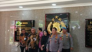 Ketua KPK Setyo Budianto (kiri) bersama dengan Kapolri Jenderal Listyo Sigit Prabowo dalam konferensi pers di Mabes Polri, Rabu, 8/1/2025. I Syahrul Baihaqi/Forum Keadilan