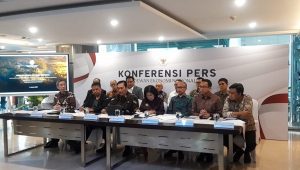Ketua Dewan Ekonomi Nasional RI, Luhut Binsar Pandjaitan (tengah), bersama dengan jajaran DEN RI, di kantor DEN RI, Jakarta Pusat, Kamis, 9/1/2025 | Novia Suhari/Forum Keadilan