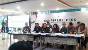 Ketua Dewan Ekonomi Nasional RI, Luhut Binsar Pandjaitan (tengah), bersama dengan jajaran DEN RI, di kantor DEN RI, Jakarta Pusat, Kamis, 9/1/2025 | Novia Suhari/Forum Keadilan