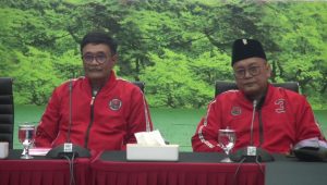 Djarot Saiful Hidayat (Kiri) dalam Konferensi pers di DPP PDI Perjuangan, Jakarta Pusat, Kamis, 9/1/2025. I Muhammad Reza/Forum Keadilan