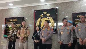 Kapolri Jenderal Listyi Sigit Prabowo dan Kepala BPOM Taruna Ikrar saat konferensi pers di Gedung Mabes Polri, Jumat, 10/1/2025 | Syahrul Baihaqi/Forum Keadilan