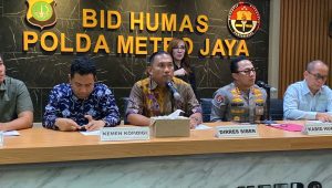 Dirressiber Polda Metro Jaya, Kombes Roberto GM. Pasaribu (tengah) saat memberikan keterangan kepada media, di Polda Metro Jaya, Jumat 10/1/2025 | Ari Kurniansyah/Forum Keadilan