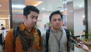 Peneliti ICW Tibiko Zabar (kanan) dan Tim Advokasi untuk Demokrasi, Fadhil Alfathan saat memberi keterangan di Bareskrim Polri, Jakarta, Senin, 13/1/2025 | Syahrul Baihaqi/Forum Keadilan