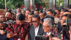 Sekjen PDI Perjuangan Hasto Kristiyanto bersama kuasa hukumnya Maqdir Ismail di Gedung Merah Putih KPK, Senin, 13/1/2025 | Forum Keadilan