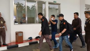 Eks Ketua PN Surabaya Rudi Suparmono digiring ke Gedung Kejagung, Selasa, 14/1/2025. I Syahrul Baihaqi/Forum Keadilan