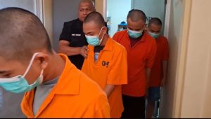 Sosok empat tersankga diamankan jajaran Unit Reskrim Polsek Kebayoran Baru karena mempekerjakan dua wanita menjari PSK, di Kebayroan Baru, Jakarta Selatan, Selasa 14/1/2025. I Ari Kurniansyah/Forum Keadilan