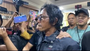 Pelaku pembunuhan Aktor Sandy Permana, Nanang alias Gimbal saat memasuki gedung Direskrimum Polda Metro Jaya, Rabu 15/1/2025 | Ari Kurniansyah/Forum Keadilan