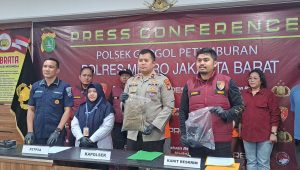 Kapolsek Grogol Petamburan, Kompol Reza Hafiz Gumil (ketiga dari kiri) di Polsek Grogol Petamburan pada Rabu 15/1/2025 | Ari Kurniansyah/Forum Keadilan