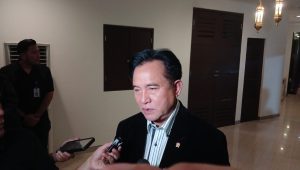 Menteri Koordinator Bidang Hukum, Hak Asasi Manusia, Imigrasi, dan Pemasyarakatan Indonesia, Yusril Ihza Mahendra usai menghadiri penganugerahan lomba karya jurnalistik Ikatan Wartawan Hukum di kawasan Menteng, Jakarta Pusat, Jumat, 17/1/2025. | Syahrul Baihaqi\Forum Keadilan
