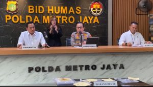 Kasubdit IV Ditres Siber AKBP Herman Edco Wijaya (kiri) Kabid Humas Polda Metro Jaya, Kombes Pol Ade Ary Syam Indradi (tengah) saat konferensi pers, di Polda Metro Jaya, Jakarta Selatan, Sabtu 18/1/2025 | Ari Kurniansyah/Forum Keadilan