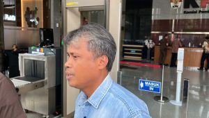 Kerabat dekat buronan Harun Masiku, Daniel Tonapa Masiku di Gedung Merah Putih KPK, Senin, 20/1/2025| Merinda Faradianti/ Forum Keadilan
