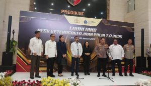 Ketua Komisi 9 DPR Felly Estelita Runtuwene (ketiga dari kiri) Menteri Ketenagakerjaan, Yassierli (keempat dari kiri) dan Kapolri Jenderal Listyo Sigit Prabowo (ketiga dari kanan) dalam konferensi pers pembentukan Desk Ketenagakerjaan di Gedung Bareskrim Polri, Senin, 20/1/2025. I Syahrul Baihaqi/Forum Keadilan