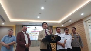 Menko Menko Kumham Imipas, Yusril Ihza Mahendra (tengah) dalam konferensi pers di kawasan Kuningan, Jakarta, Selasa, 21/1/2025 | Syahrul Baihaqi/Forum Keadilan