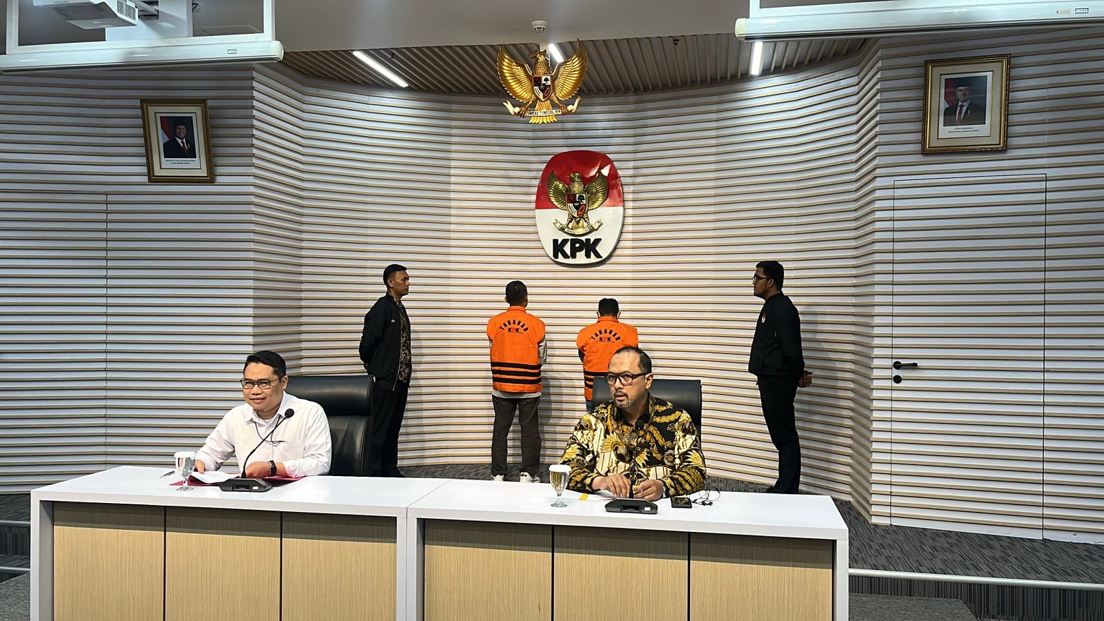 KPK Tahan Bupati Situbondo Karna Suswandi di Korupsi Dana PEN