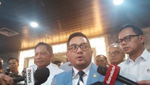 Ketua Komisi II DPR RI Muhammad Rifqinizamy Karsayuda dan Mendagri Tito Karnavian di Gedung DPR RI, Jakarta Pusat, Rabu, 22/1/2025.I Muhammad Reza/Forum Keadilan