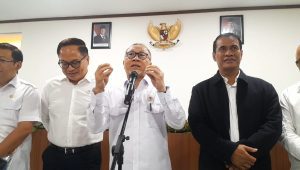 Menko Bidang Pangan Zulkifli Hasan (tengah) didampingi oleh Menteri Pertanian Amran Sulaiman (kanan) dan Kepala Badan Pangan Nasional Arief Prasetyo (kiri), di kantor Kemenko Bidang Pangan, Jakarta Pusat, Rabu, 22/1/2025 | Novia Suhari/Forum Keadilan