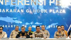 Kepala Rumah Sakit (Karumkit) Polri Kramat Jati Brigjen Prima Heru Yulihartono (tengah), Karo Dokpol Pusdokkes Polri Brigjen Nyoman Eddy Purnama (kiri), Kabid Humas Polda Metro Jaya, Kombes Pol Ade Ary Syam Indradi, di RS Polri, Keramat Jati, Jakarta Timur, Jumat 24/1/2025 | Ari Kurniansyah/Forum Keadilan