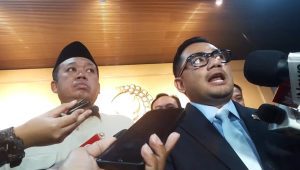 Ketua Komisi II DPR RI Muhammad Rifqinizamy Karsayuda (kanan) bersama Menteri Nusron ATR/BPN di Kompleks Parlemen DPR, Jakarta Pusat, Kamis, 30/01/2025. I Muhammad Reza/Forum Keadilan