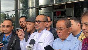Mantan Komisioner Komisi Pemberantasan Korupsi (KPK) Abraham Samad dan Koalisi Masyarakat Sipil di Gedung Merah Putih KPK, Jumat, 31/1/2025 | Merinda Faradianti/Forum Keadilan