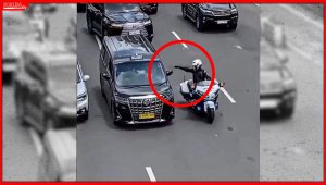 Petugas pengawalan terlihat arogan saat bertugas mengawal mobil dinas berpelat RI 36 di kawasan Sudirman, Jakarta | Ist