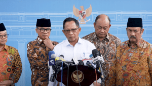 Menteri Dalam Negeri (Mendagri) RI Tito Karnavian memberikan keterangan pers di Kompleks Istana Kepresidenan, Jakarta Pusat, Jumat, 17/1/2025. | Youtube Sekretariat Presiden