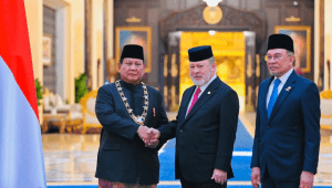 Presiden RI Prabowo Subianto, menerima penghargaan Darjah Kerabat Johor Yang Amat Dihormati Pangkat Pertama (D.K I Johor) dalam kunjungan kenegaraan ke Malaysia, Senin, 27/01/2025 | Dok BPMI Setpres