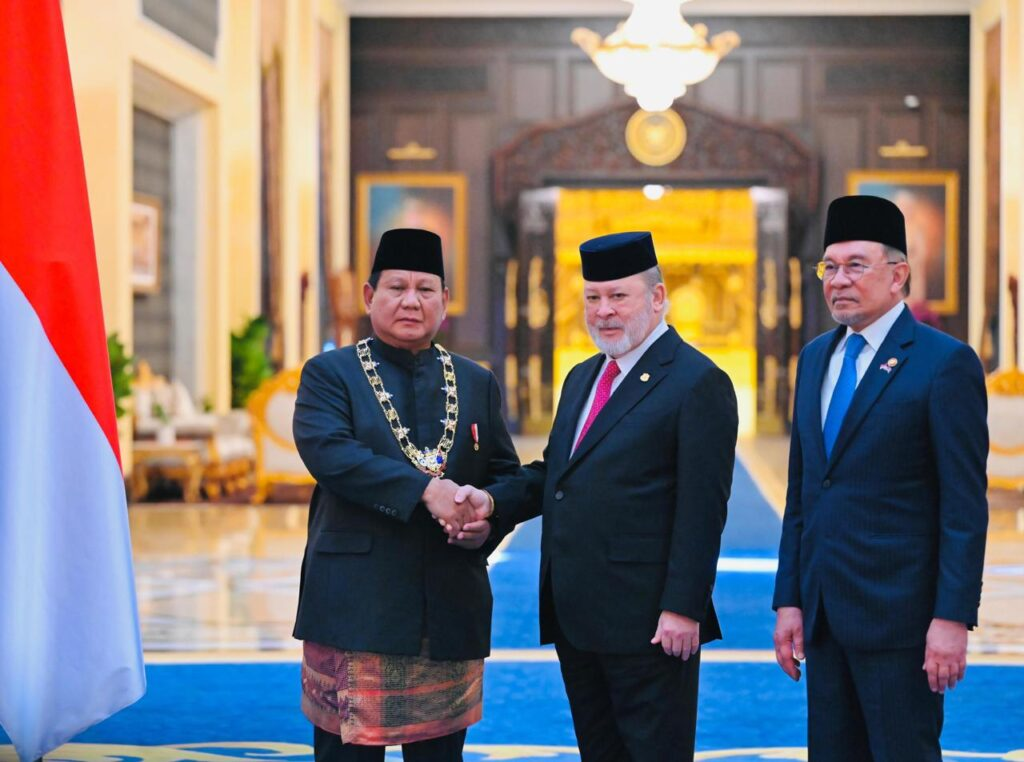 Prabowo Terima Penghargaan Darjah Kerabat Johor dari Kesultanan Johor