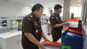 Penyidik Kejagung saat menggeledah Gedung Ditjen Migas Kementerian ESDM, Senin, 10/2/2025. | Syahrul Baihaqi/ Forum Keadilan