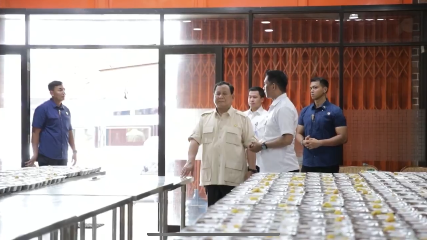Prabowo Tinjau Langsung Dapur MBG di Rawamangun