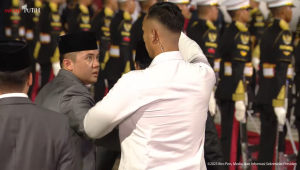 Sekretaris Kabinet Mayor Teddy Indra Wijaya saat menegur seorang anggota Paspampres yang payungi Presiden Prabowo Subianto di penyambutan Presiden Turki Recep Tayyip Erdogan di Lanud Halim Perdanakusuma, Jakarta, Selasa, 11/2/2025 | YouTube Sekretariat Presiden