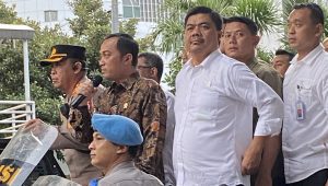 Menteri Sekretaris Negara (Mensesneg) Prasetyo Hadi temui peserta aksi unras Indonesia Gelap, di kawasan Patung Kuda Arjuna Wiwaha, Monas, Jakarta Pusat, Kamis 20/2/2025 | Puspita Candra Dewi/Forum Keadilan