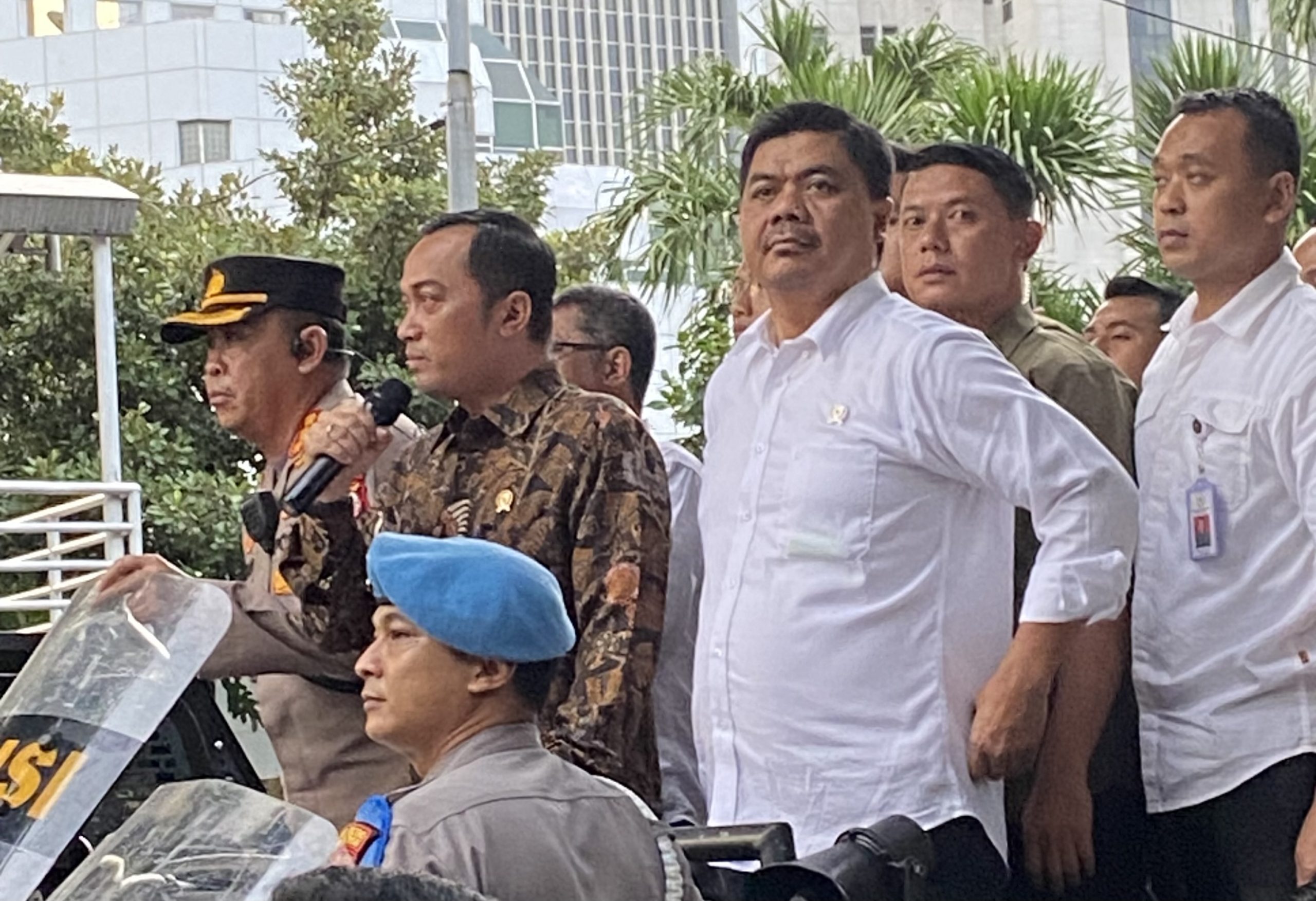 Mensesneg Prasetyo Hadi Hadir Temui Massa Aksi ‘Indonesia Gelap’ di Patung Kuda
