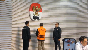 Hasto Kristiyanto mengenakan rompi oranye khas KPK, di Gedung KPK, Jakarta Pusat, Kamis, 20/2/2024 | Syahrul Baihaqi