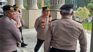 Kapolres Metro Jakarta Pusat, Kombes Pol Susatyo Condro saat meninjau lokasi di kawasan gedung Mahkamah Konstitusi, Jakarta Pusat, Selasa 4/2/2025 | Ari Kurniansyah/Forum Keadilan