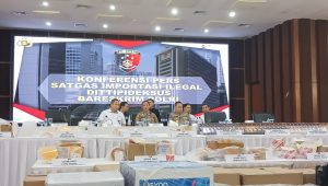 Dirtipideksus Bareskrim Polri, Helfi Assegaf (tengah) dalam konferensi pers, Selasa, 4/2/2025 | Syahrul Baihaqi/Forum Keadilan