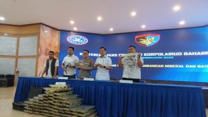 Kasubdit Gakkum Korpolairud Baharkam Polri, Kombes Pol Donny Charles Go (kedua dari kanan) saat konferensi pers di Tanjung Priok, Kamis, 6/2/2025 | Syahrul Baihaqi/Forum Keadilan