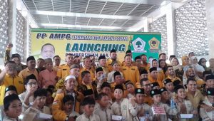 Ketum PP AMPG bersama anak-anak di acara Makan Gratis, di Masjid Istiqlal, Jakarta Pusat, Jumat, 7/2/2025 | Novia Suhari/Forum Keadilan