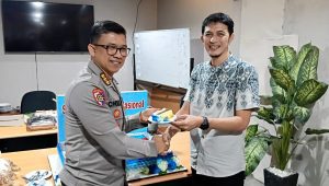 Inspektur Pengawasan Daerah (Irwasda) Polda Metro Jaya Kombes Polisi Nurcholis (kiri), Ketua Forum Wartawan Polri (FWP) Polda Metro Jaya, Achmad Faruk (kanan), di Balai Wartawan Polda Metro Jaya, Senin 10/2/2025 | Ari Kurniansyah/Forum Keadilan