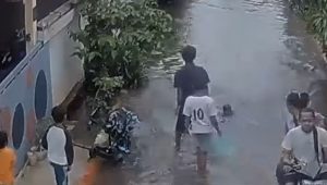 Tangkapan layar video viral di media sosial seorang laki-laki yang diduga melempar anaknya ke genangan air banjir di Bekasi | Ist