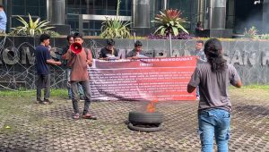 Aliansi Mahasiswa Indonesia Menggugat (MIM) di Gedung Merah Putih KPK, Selasa, 11/2/2025 | Merinda Faradianti/Forum Keadilan