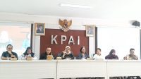 Ketua KPAI Ai Maryati Soleha (tengah) bersama dengan jajaran komisioner KPAI, di kantor KPAI, Jakarta, Selasa, 11/2/2025 | Novia Suhari/Forum Keadilan