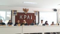 Ketua KPAI Ai Maryati Soleha (tengah) bersama dengan jajaran komisioner KPAI, di kantor KPAI, Jakarta, Selasa, 11/2/2025. | Novia Suhari/ Forum Keadilan