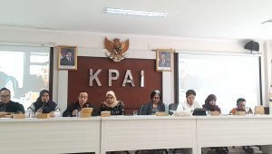 Ketua KPAI Ai Maryati Soleha (tengah) bersama dengan jajaran komisioner KPAI, di kantor KPAI, Jakarta, Selasa, 11/2/2025. | Novia Suhari/ Forum Keadilan